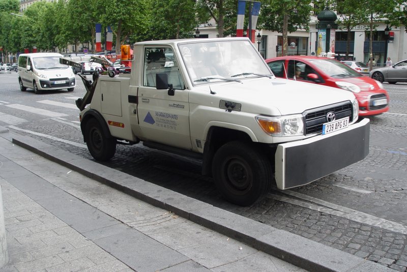 Ein Toyota Land Cruiser als Abschleppfahrzeug, hier auf den Champs-Elyses in Paris am 19.07.2009