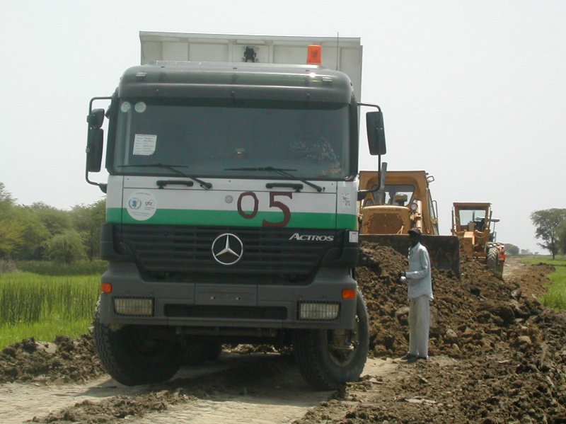 Ein typisches Bild aus Zentralafrika, wo Mercedes-Benz Actros beliebte Helfer beim Straen-, Brcken- und Sonstigem Bau sind.