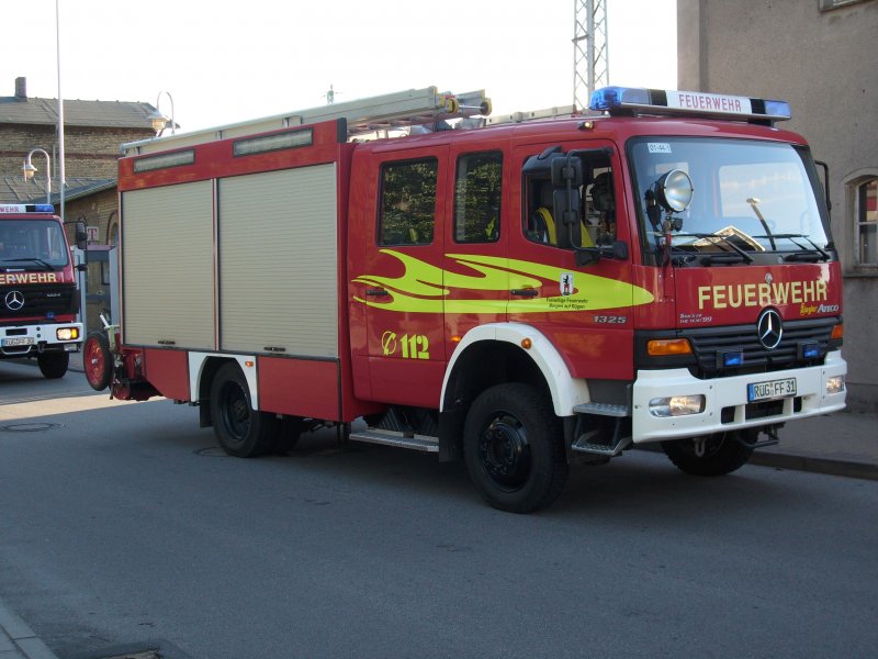 Ein berraschender Feuerwehreinatz ist diese Aufnahme zu verdanken,als diese Mercedes-Feuerwehr am 03.Juni 2009 zu einem kleinen Einsatz zum Bahnhof von Bergen/Rgen ausrcken mute.