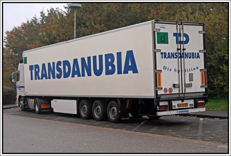 Ein Volvo FH 480PS Euro5 der sterreichischen Spedition TRANSDANUBIA steht ber das Wochenende auf dem Rastplatz Sauerland-Ost. (01.11.2008)
