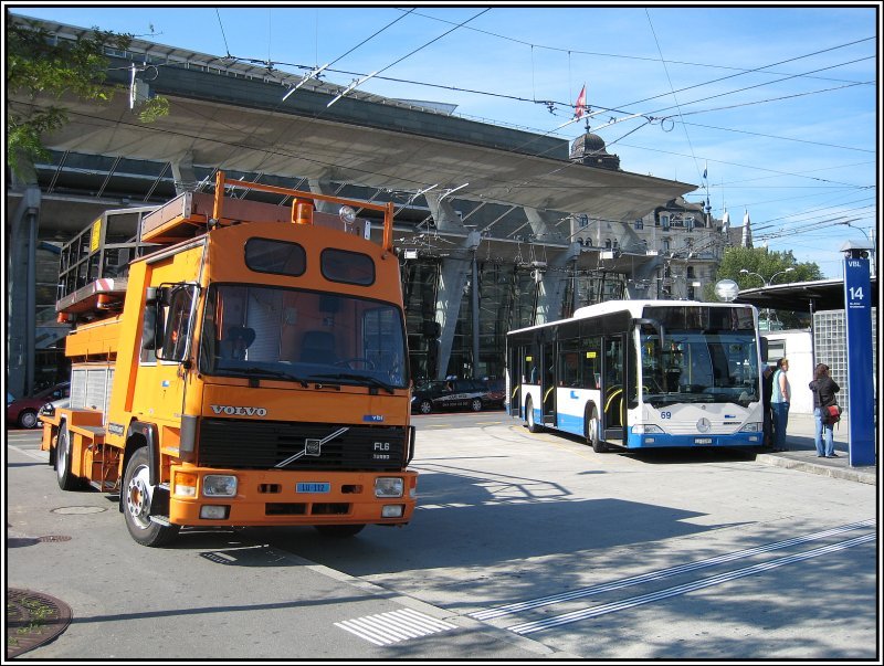 Ein Volvo-LKW mit Hebebhne der Verkehrsbetriebe Luzern fr Wartungsarbeiten an dem Oberleitungen der Trolleybusse, aufgenommen am 23.07.2007 vor dem Bahnhof in Luzern.
