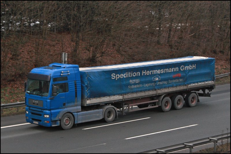 Ein weiterer Lkw im Fuhrpark der Spedition Hermesmann GmbH ist dieser MAN TGA 18.480, hier ebenfalls am 18.12.2008 in Richtung Sden unterwegs.