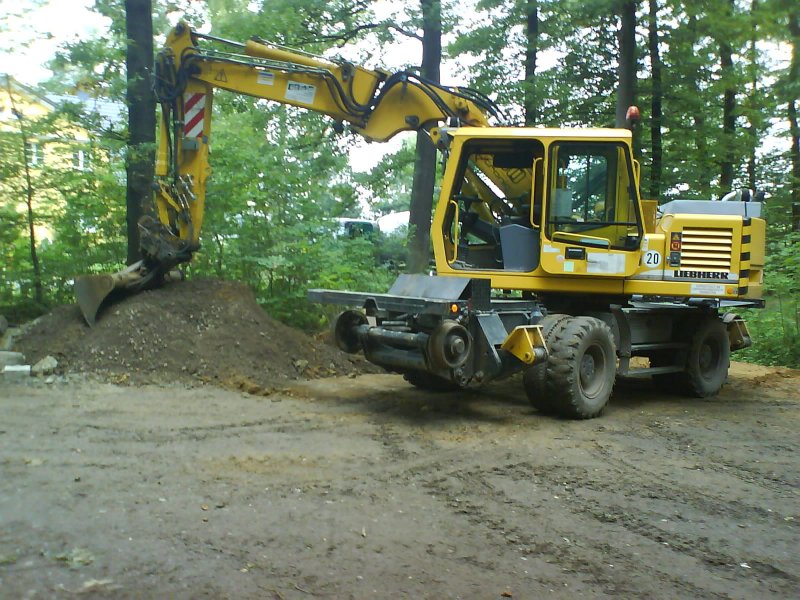 Ein zw 900 litronic von liebherr in einer waldlichtung in reinbach.