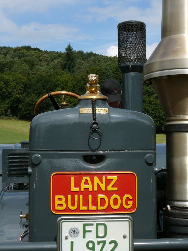 Eine Bulldogge als  Khlerfigur  eines Lanz Bulldog