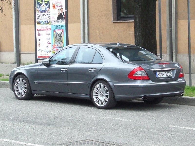 Eine Mercedes-Benz E-Klasse W211 mit Sportpaket, gesehen in Italien 