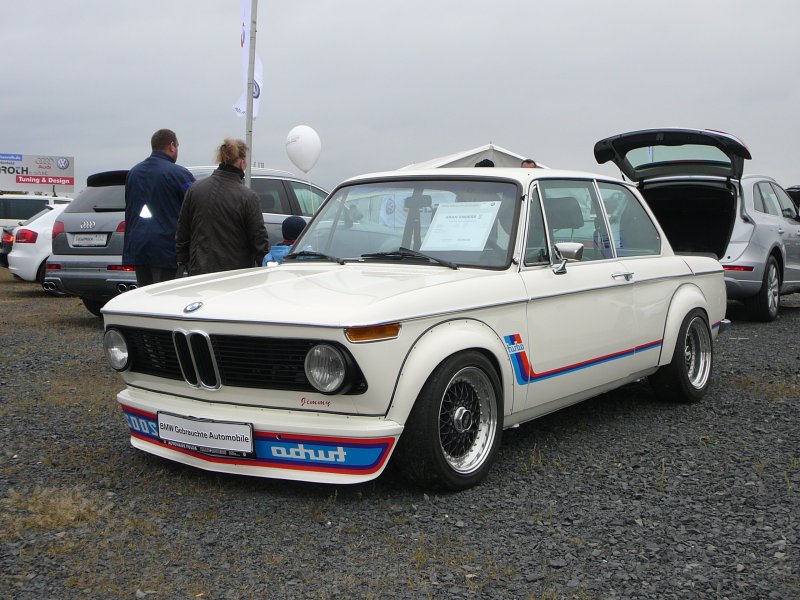 einer von 1670 Exemplaren: BMW 2002 Turbo, 4 Zyl., 170 PS, 211 km/h, beim 1. Fuldaer Autotag am 04.10.2009 im Ausstellungsgelnde  Fulda-Galerie  
