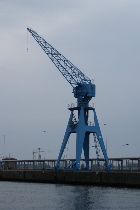 Einer von vielen Hafenkrnen im Cuxhavener Hafen.