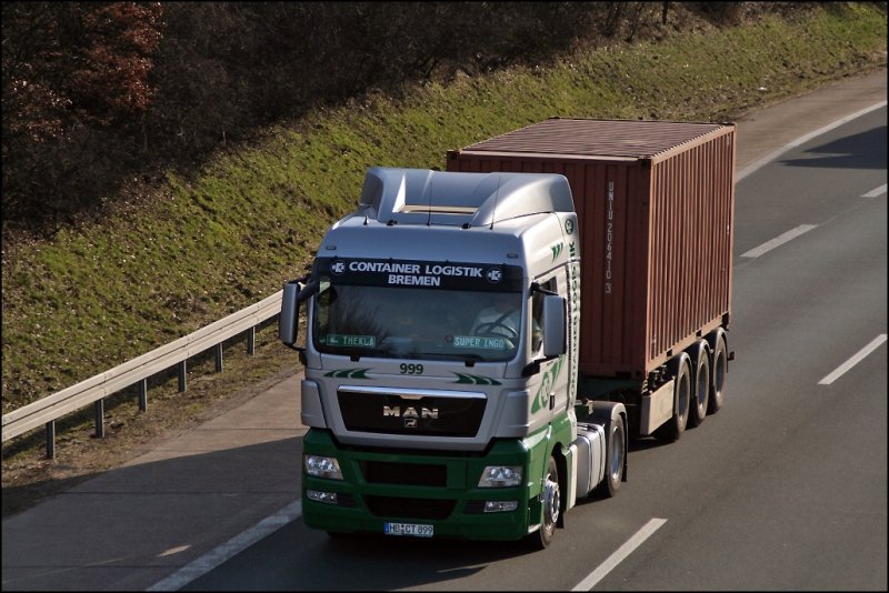 EKB Container Logistik (ECL) ist mit durchschnittlich ca. 1850 Transporten tglich einer der grten Container-Transporteure in Europa. Mit 12 eigenen Niederlassungen und angeschlossenen Unternehmen setzt das Unternehmen eine Flotte von ca. 800 LKW und ca. 1000 Containerchassis ein. Hautschwerpunkt ist der  Seehafen-Hinterland-Verkehr  zwischen den Nordseehfen (Hamburg, Bremerhaven, Bremen) sowie Rotterdam und Antwerpen und allen Zielorten innehalb Europas. Im Bild MAN TGX 18.440XLX der EKB aus Bremen. (18.03.2009)