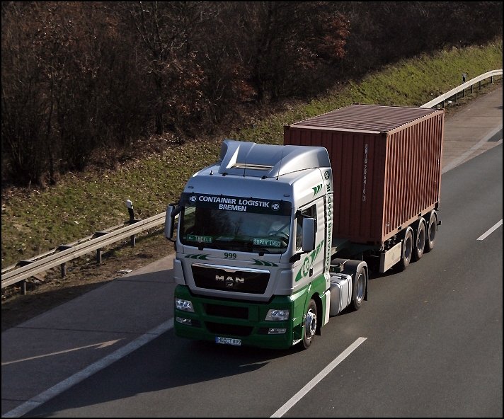 EKB Container Logistik (ECL) ist mit durchschnittlich ca. 1850 Transporten tglich einer der grten Container-Transporteure in Europa. Mit 12 eigenen Niederlassungen und angeschlossenen Unternehmen setzt das Unternehmen eine Flotte von ca. 800 LKW und ca. 1000 Containerchassis ein. Hautschwerpunkt ist der  Seehafen-Hinterland-Verkehr  zwischen den Nordseehfen (Hamburg, Bremerhaven, Bremen) sowie Rotterdam und Antwerpen und allen Zielorten innehalb Europas. Im Bild MAN TGX 18.440XLX der EKB aus Bremen. (18.03.2009)