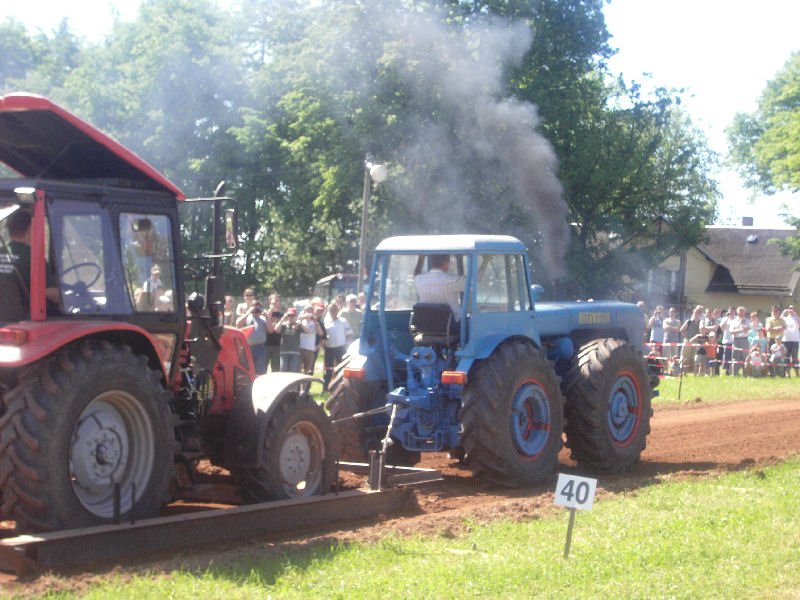Er gibt schon ordentlich Rauchzeichen. Der Dutra D4K beim Traktorpulling in Oberlungwitz 2007.