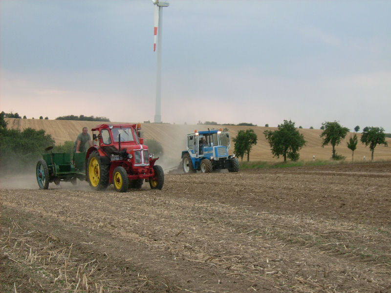 Famulus 46 mit Kartoffellegemaschine und der ZT323 kommen neben der Ackerflche wieder zurck beim Schleppertreffen in Rottelsdorf