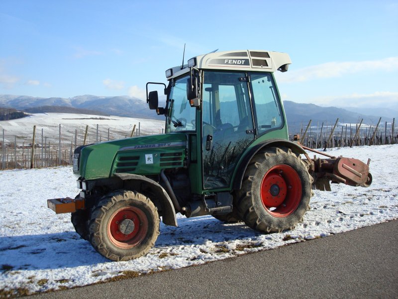Fendt Farmer 207V, Schmalspurtraktor im winterlichen Markgrfler Land,
Jan.2009