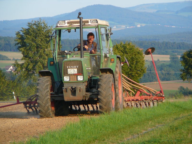 Fendt Farmer 307 LSA bei der Herbstaussaat 2009, gesehen in 36100 Petersberg-Marbach am 26.08.2009
