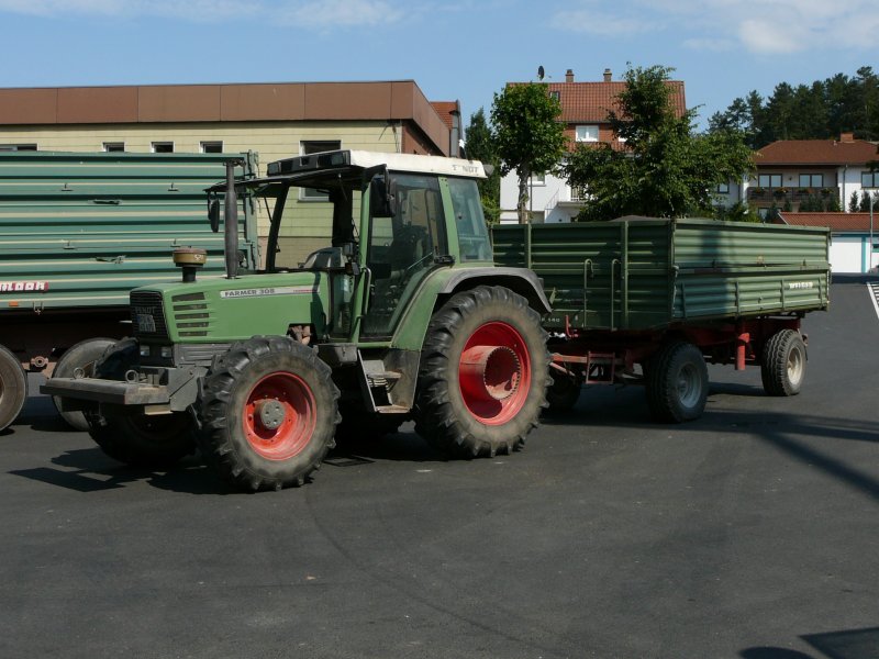 Fendt Farmer 308 steht am 24.07.08 mit Getreideanhänger zur Abfertigung bei der Raiffeisen-Warenzentrale in 36088 Hünfeld

