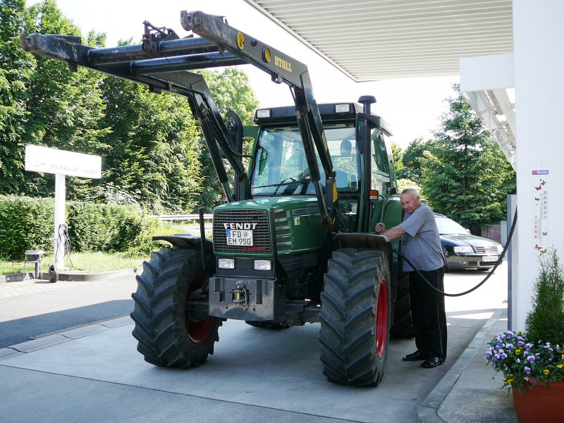 Fendt Farmer 309 C wird vor der nächsten Preiserhöhung betankt, gesehen am 06.06.08 in 36100 Petersberg-Marbach