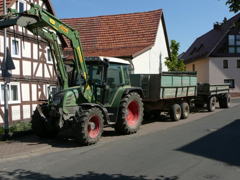Fendt Farmer mit 2 Anhngern bereit zum Getreidetransport am 03.07.08 in 36088 Hnfeld-Groenbach