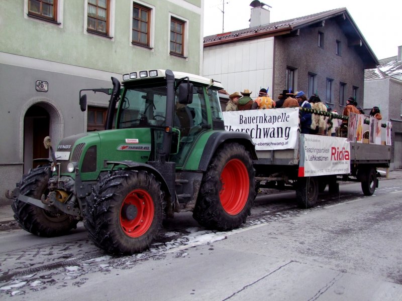 Fendt  Farmer412  zieht den Wagen der Bauernkapelle Eberschwang beim Faschingsumzug in Ried i.I.; 090215