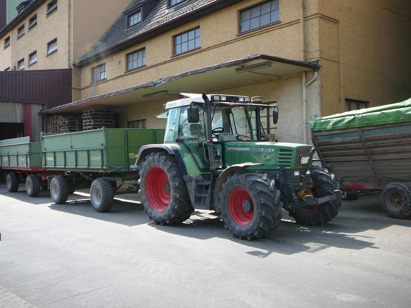 Fendt Favorit 511 C hat seine Getreidefuhre gerade bei der Raiffeisenwarenzentrale in 36088 Hnfeld abgeladen, 07.08.09
