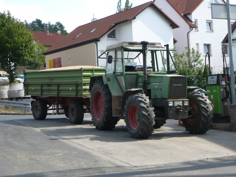 Fendt Favorit 611 LS wartet auf die Entladung des Anhngers bei der Raiffeisenwarenzentrale in 36088 Hnfeld am 07.08.09