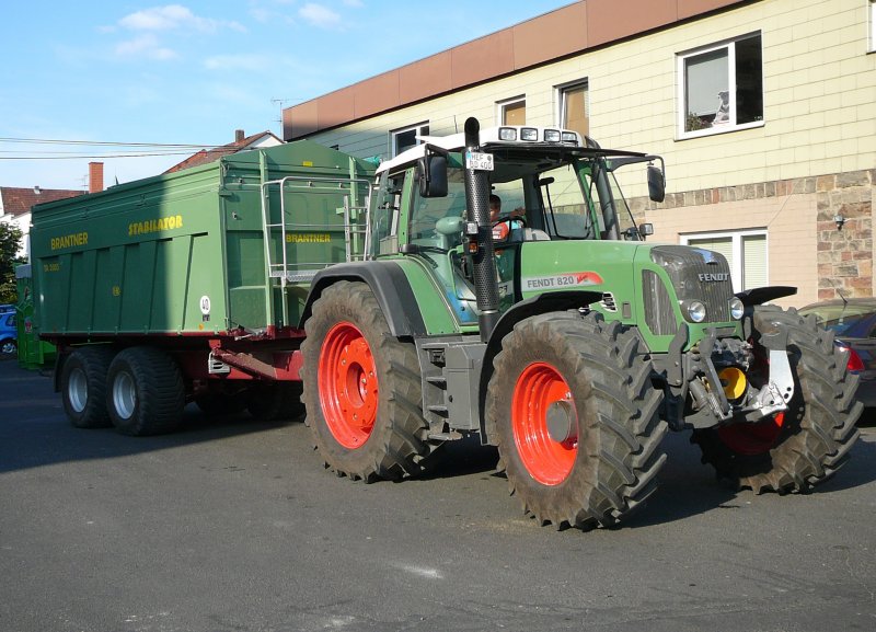 Fendt Favorit 820 wartet auf die Entladung der Getreidefuhre bei der Raiffeisenwarenzentrale in 36088 Hnfeld, August 2009