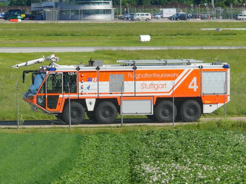 Feuerwehrfahrzeug mit der Nr.4 am Stuttgarter Flughafen 29.5.2009