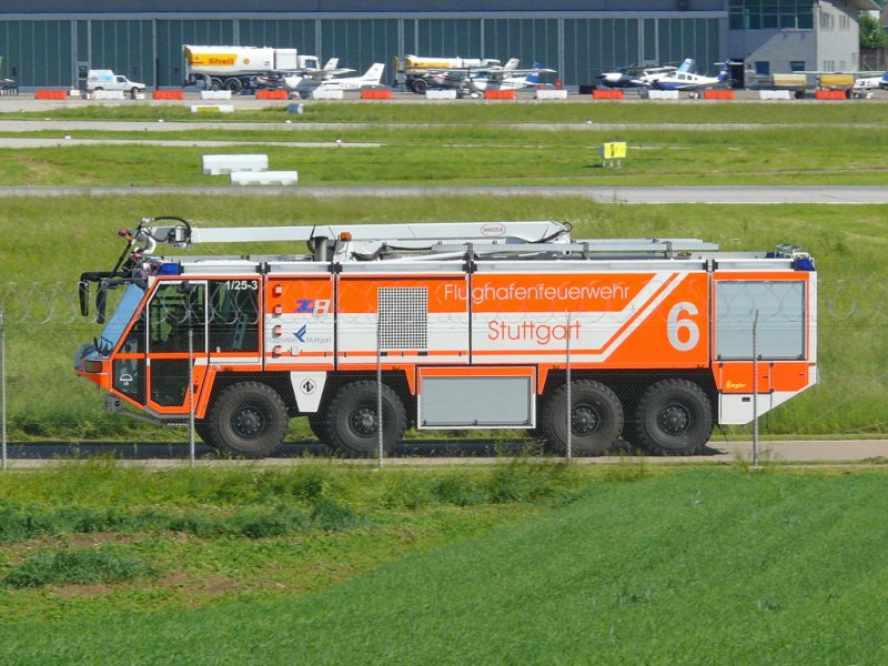 Feuerwehrfahrzeug mit der Nr.6 am Stuttgarter Flughafen 29.5.2009