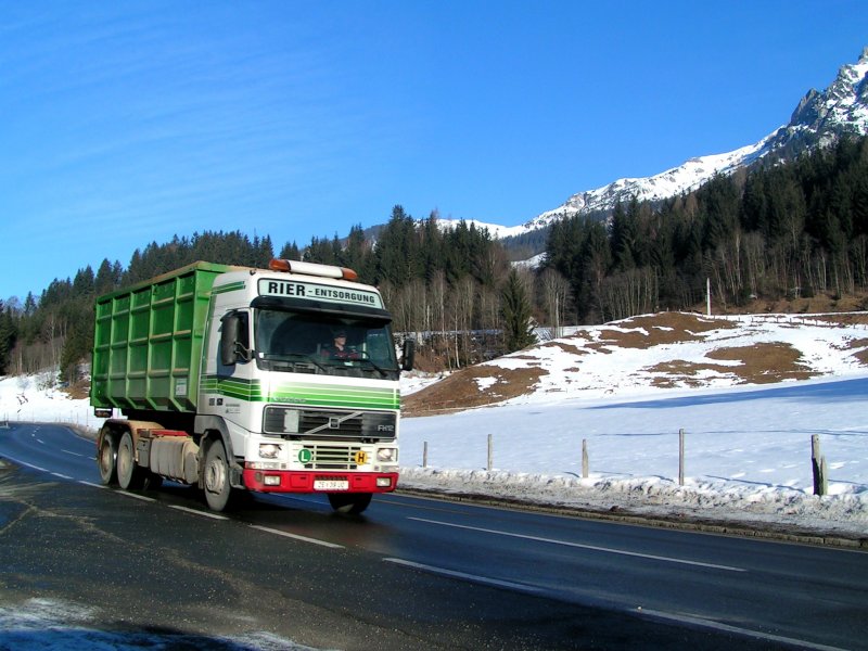 FH12 braust mit dem Wechselcontainer Saalfelden entgegen; 090205