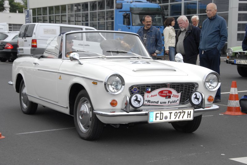 Fiat 1200 steht an der Sonderaufgabe anl. der DMV-ClassicTour  Rund um Fulda  des MSC Fulda am 07.06.2009
