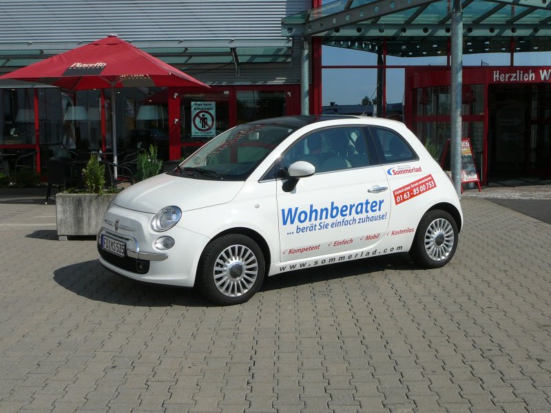 Fiat 500 des Mbelhauses Sommerlad in Fulda, August 2009
