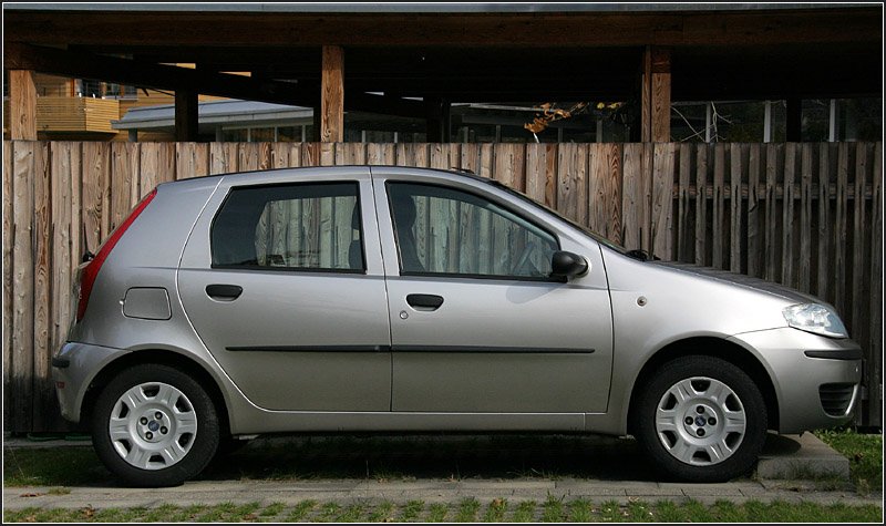 Fiat Punto der 2. Generation (Typ 188). 1999 erschien dieser Kleinwagen, 2003 gab es ein Facelift (Foto) und im Jahre 2007 wurde er vom Punto der dritten Generation abgelst. 12.10.2008 (Matthias)