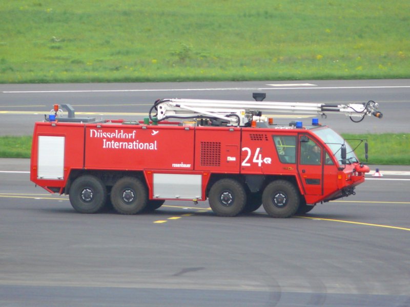 Flughafen Feuerwehrfahrzeug mit der Nr.24 am Flughafen Dsseldorf 3.5.2009