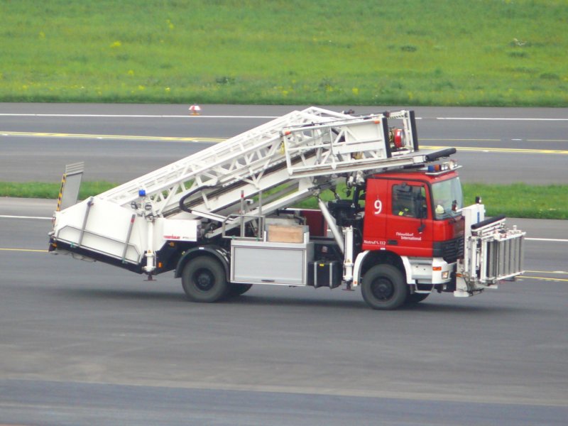 Flughafen Feuerwehrfahrzeug mit der Nr.9 am Flughafen Dsseldorf 3.5.2009