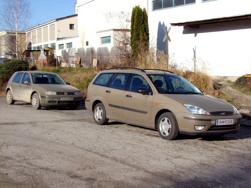 FORD u. VW-GOLF gehören zum Wagenpark des Österr. Bundesheeres und sind am Bhf. Ried i.I. gerade Waggonentladen worden; 081204