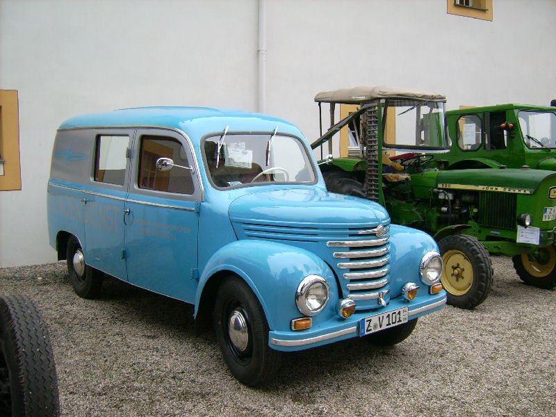 Framo V901/2, hier die Ausfhrung Mehrzweckkasten, beim Traktoren und Oldtimertreffen im Landwirtschaftsmuseum Blankenhain.