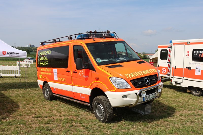 Fraport Flughafenfeuerwehr Mercedes Benz Sprinter Offroad Rtw Am 26 05 19 Beim Jubilaumsfest Der Feuerwehr Mainz Bretzenheim Fahrzeugbilder De