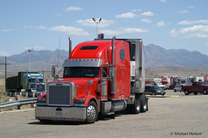Freightliner Classic XL auf einem Truck Stop in Kingman, AZ. Mai 2006