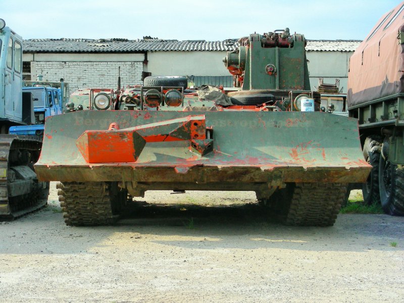 Frontansicht des Bergepanzer T-55 TK mit Rumschild