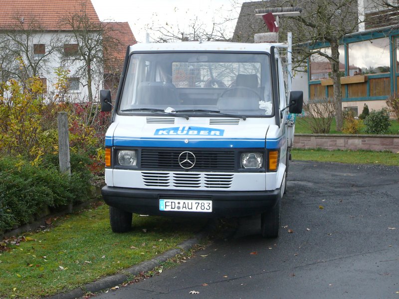 Frontansicht Mercedes Benz T1 eines  Putz- und Anstrichunternehmens, gesehen in 36100 Petersberg - Marbach