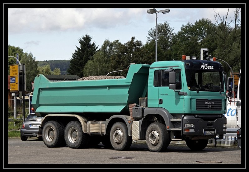 Fr den schweren Baustellenverkehr ist dieser Kipper geeignet. MAN TGA 35.400 von ALBERS Baustoffe&Transport aus Schmallenberg(?).