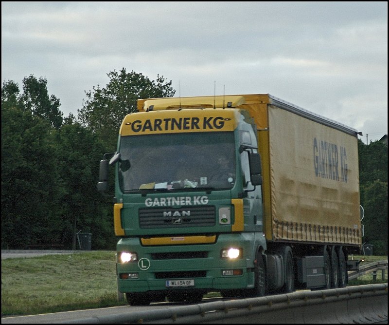GARTNER Special No1: MAN TGA 18.440XXL von GARTNER KG aus Lambach ist mit einem Planensattel unterwegs.