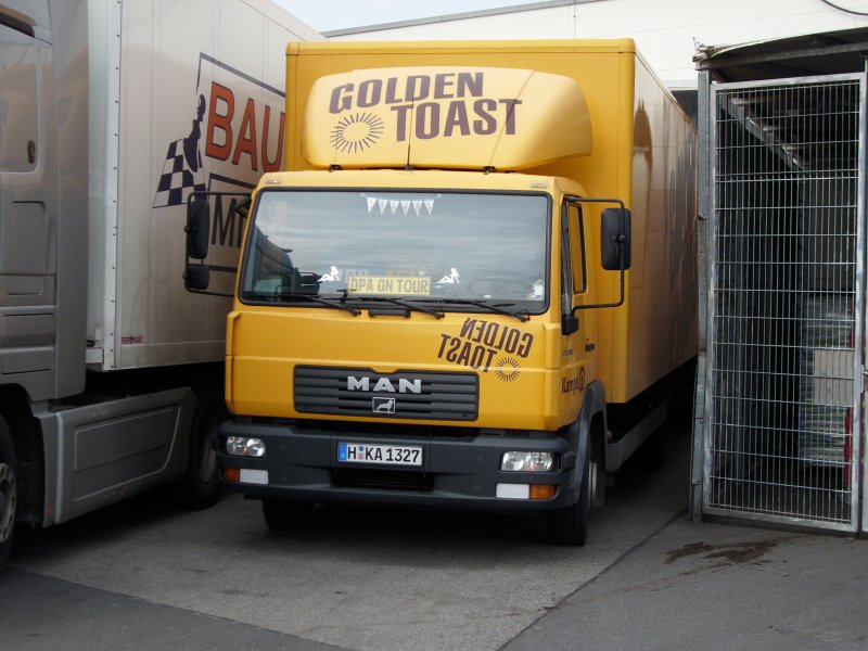  GOLDEN TOAST  an einem Supermarkt in Bergen/Rgen am 11.04.2008