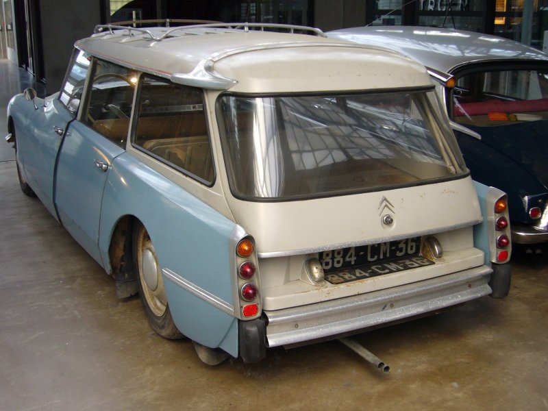 Heckansicht eines Citroen DS 21 Break. Düsseldorfer Meilenwerk ...