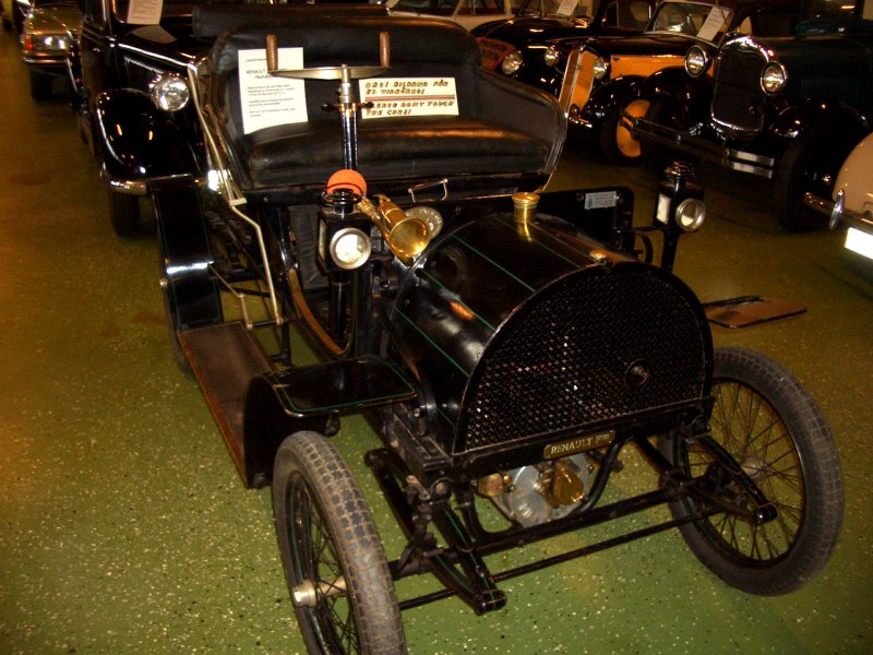 Hier eine Aufnahme eines Renault von 1911. Den genauen Typ kann ich leider nicht sagen, vielleicht kann da ein User helfen. Das Foto entstand im Mrz 2008 in einem Automuseum im Laganland, in der Nhe der schwedischen Stadt Ljungby.