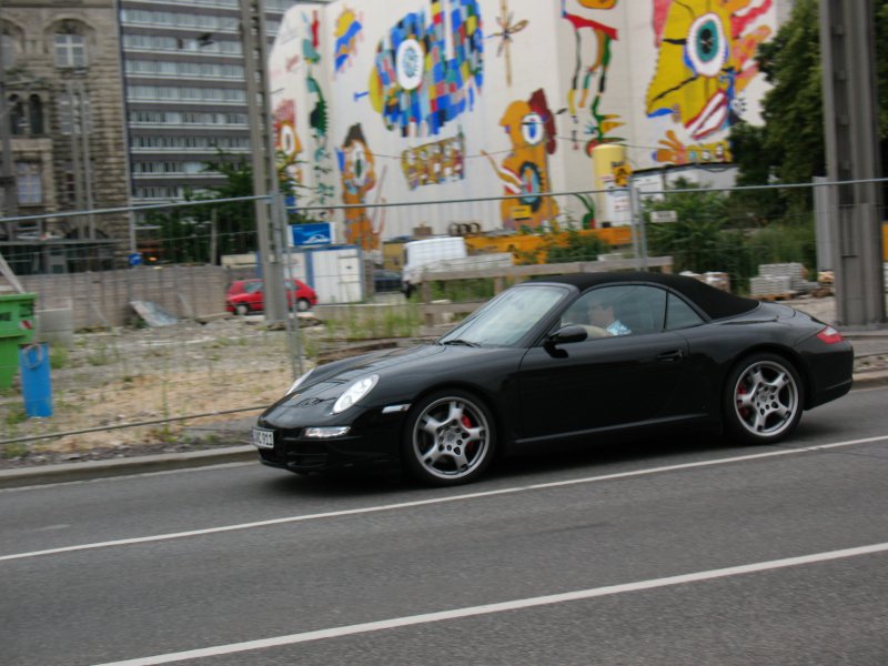 Hier ein sehr schner Porsche Cayman ie ich finde. Er wirkt sportlich dadurch das er so schnell gefahren ist das der Hintergrund zar nscharf ist aber das aut scharf ist und daher hervorsticht. Aufgenommen am 29.06.07 am Hbf Leipzig.