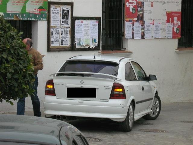 Hier steht, wie immer in Spanien an einer Seitengasse, ein Opel Astra mit Warnblinkanlage.