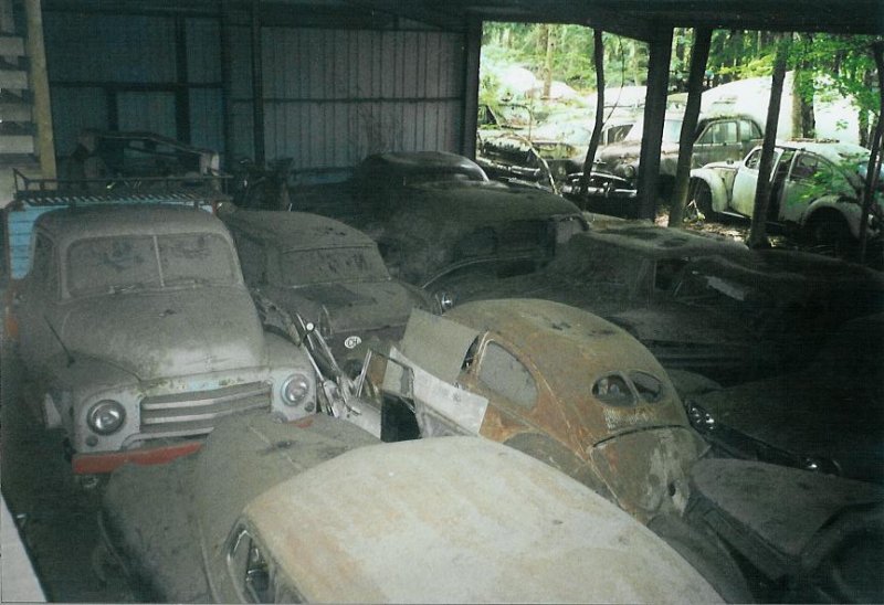 Historischer Autofriedhof Grbetal, Kaufdorf: Die Fahrzeuge, die unter Dach  gelagert  sind, sind viel schmutziger als die Artgenossen unter freiem Himmel! Am 27. Juli 2008