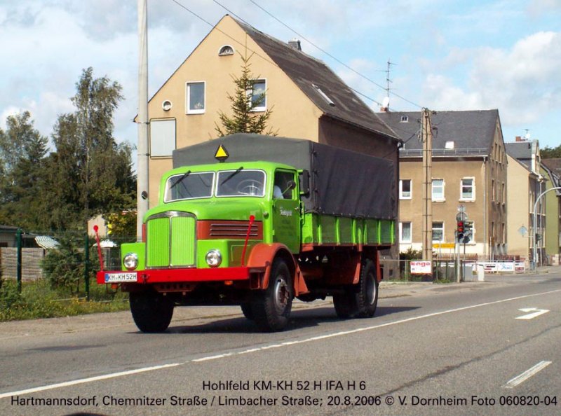 historischer IFA H 6 der Spedition Hohlfeld durchfhrt Hartmannsdorf (bei Chemnitz). Zufallsaufnahme.