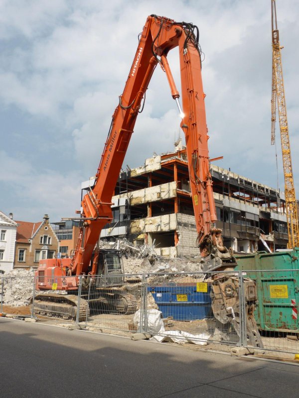 Hitachi Zaxis ZX 470 LCH-3 eingesetzt bei Abbrucharbeiten in Aalen