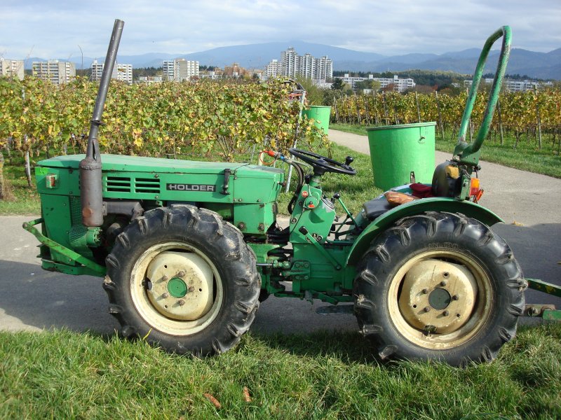 Holder A45 ,die Firma in Metzingen/BW baut seit 1930 Traktoren speziell fr Obst-Gemse- und Weinanbau,
dieser Knicklenker hat Allradantrieb mit 36PS,
gesehen bei der Weinlese in Freiburg Okt.2008