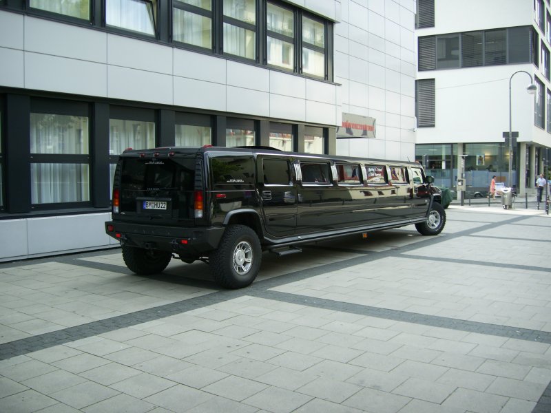 Hummer Stretch-Limousine. Aufgenommen am 14.08.2009 in Kln.